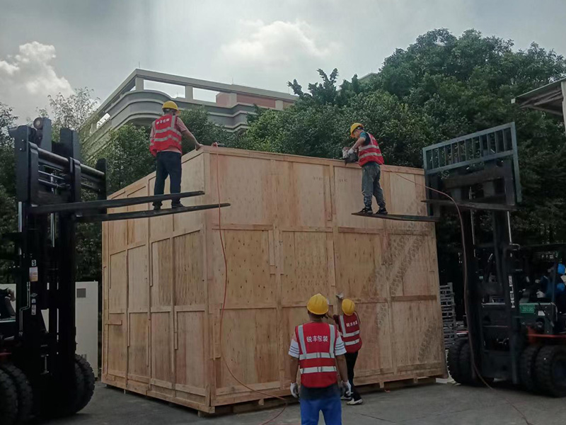搬遷(qian)超高超寬木(mù)箱