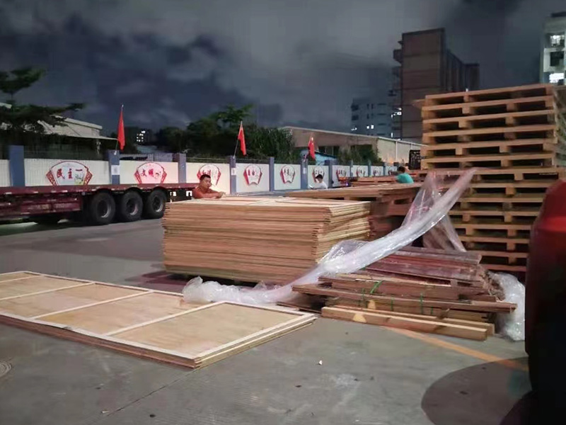 深圳石岩某重(zhòng)型設備包裝