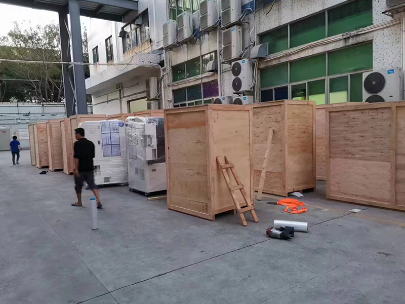 深(shen)圳福永出口設(shè)備打包現場